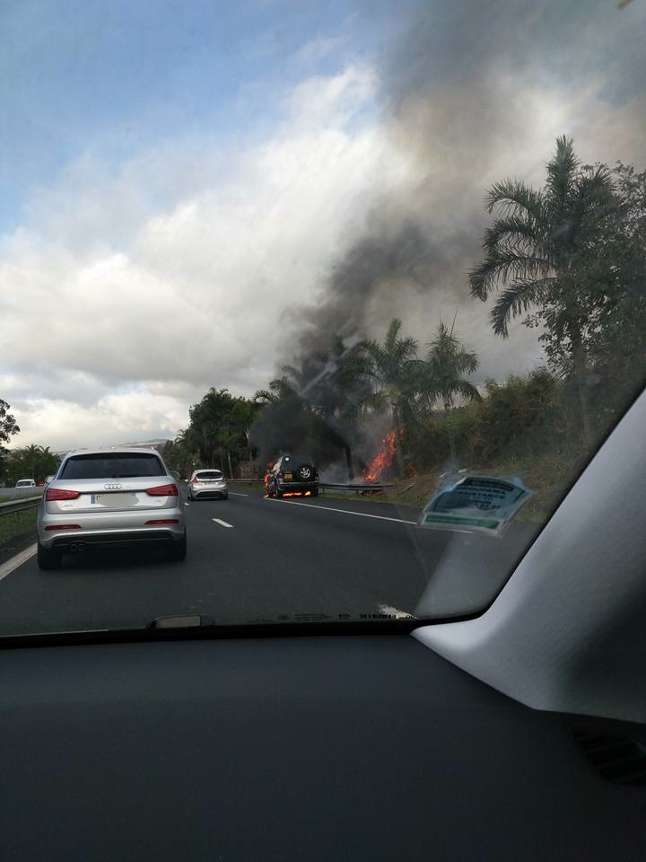 Un 4x4 en feu sur la quatre-voies du Tampon
