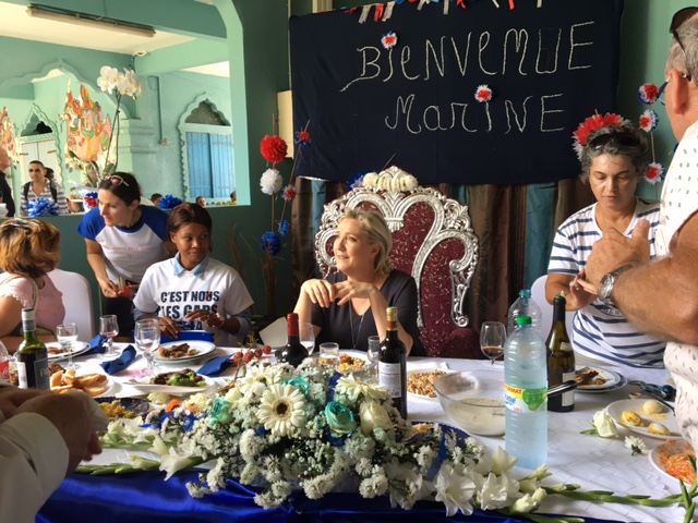 Marine Le Pen partage un repas dans un temple tamoul