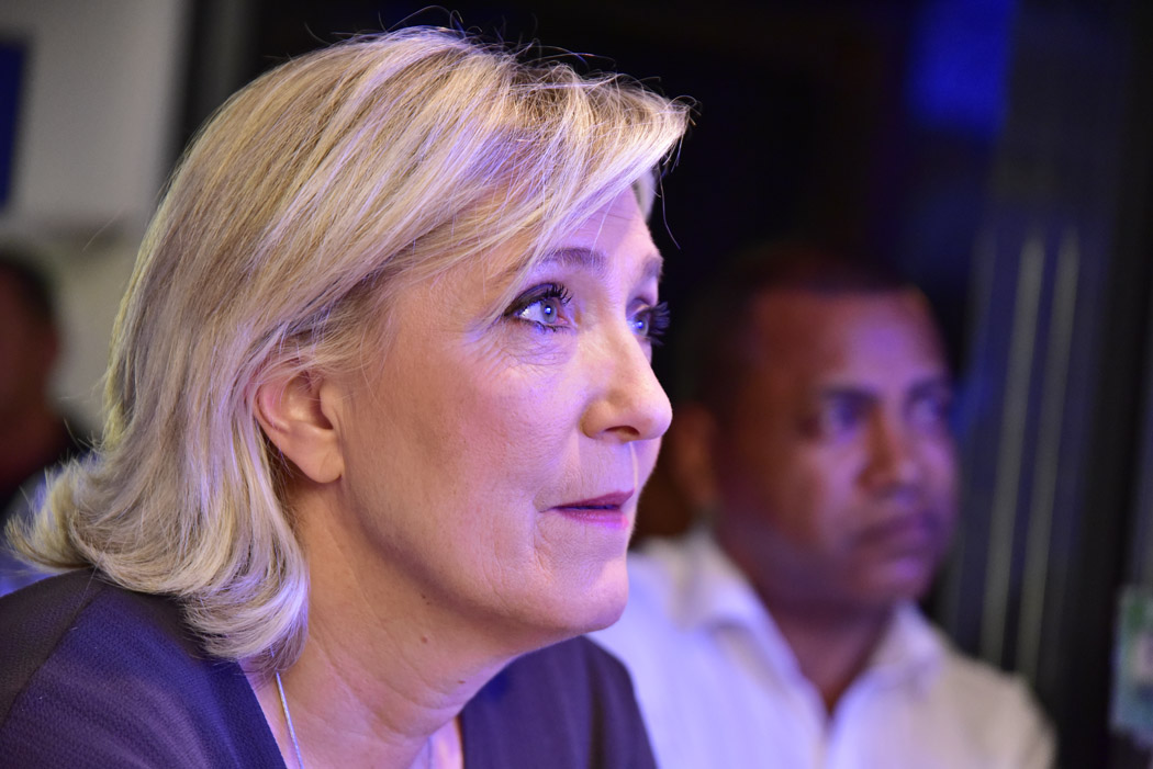 Marine Le Pen suivie par son 