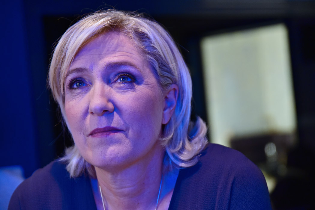 Marine Le Pen suivie par son 