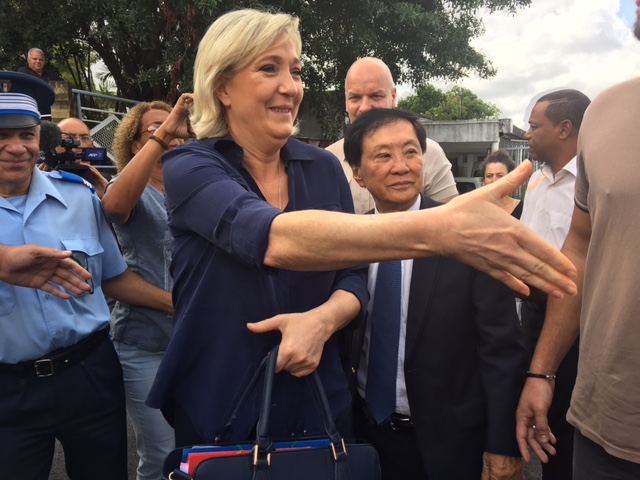 [Vidéo] Tampon: Marine Le Pen rencontre André Thien Ah Koon