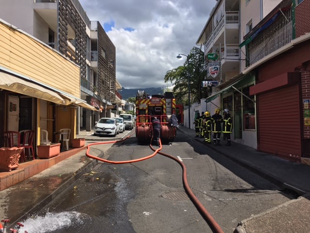 Saint-Denis: Un restaurant en feu près du Petit marché