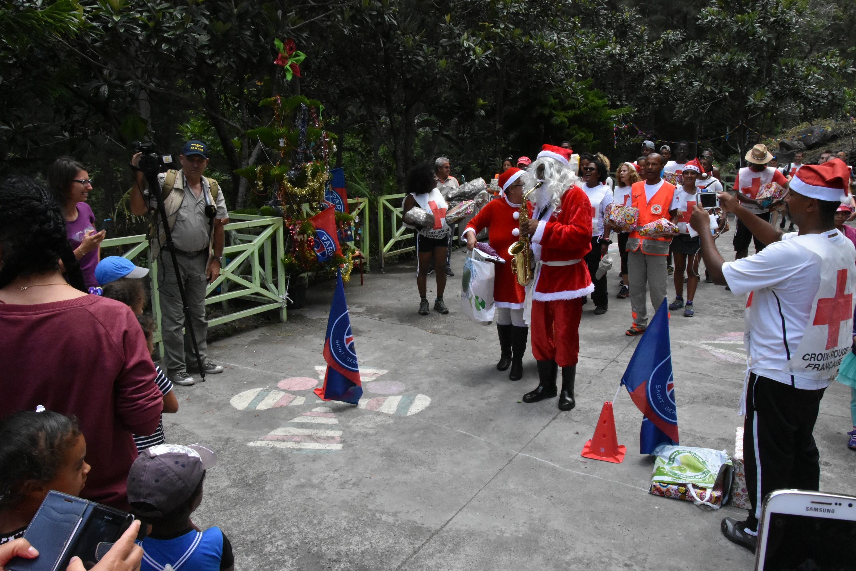 Le Père Noel de passage à Mafate