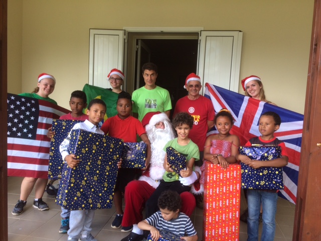 Le Rotary Club en compagnie du Père Noël à Mafate