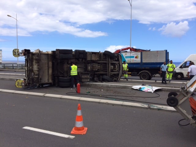 [Vidéo] Accident spectaculaire: Un camion-poubelle sur le flanc, un blessé grave