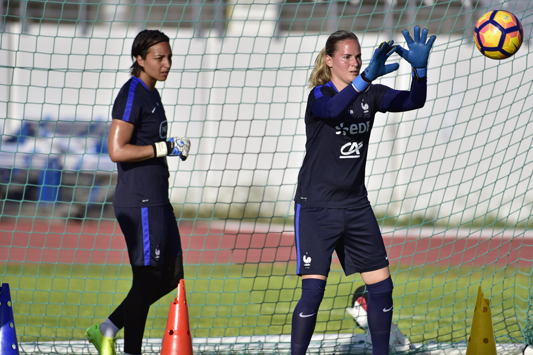 [PHOTOS] : Les Bleues se préparent pour la rencontre face aux Sud-africaines