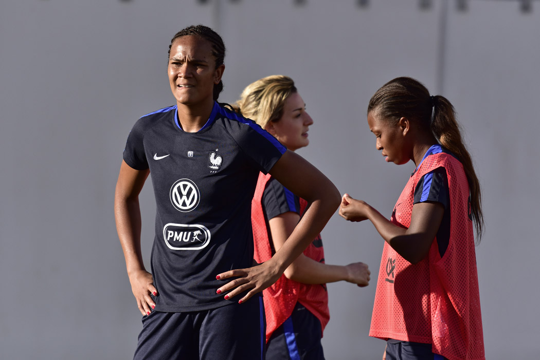[PHOTOS] : Les Bleues se préparent pour la rencontre face aux Sud-africaines