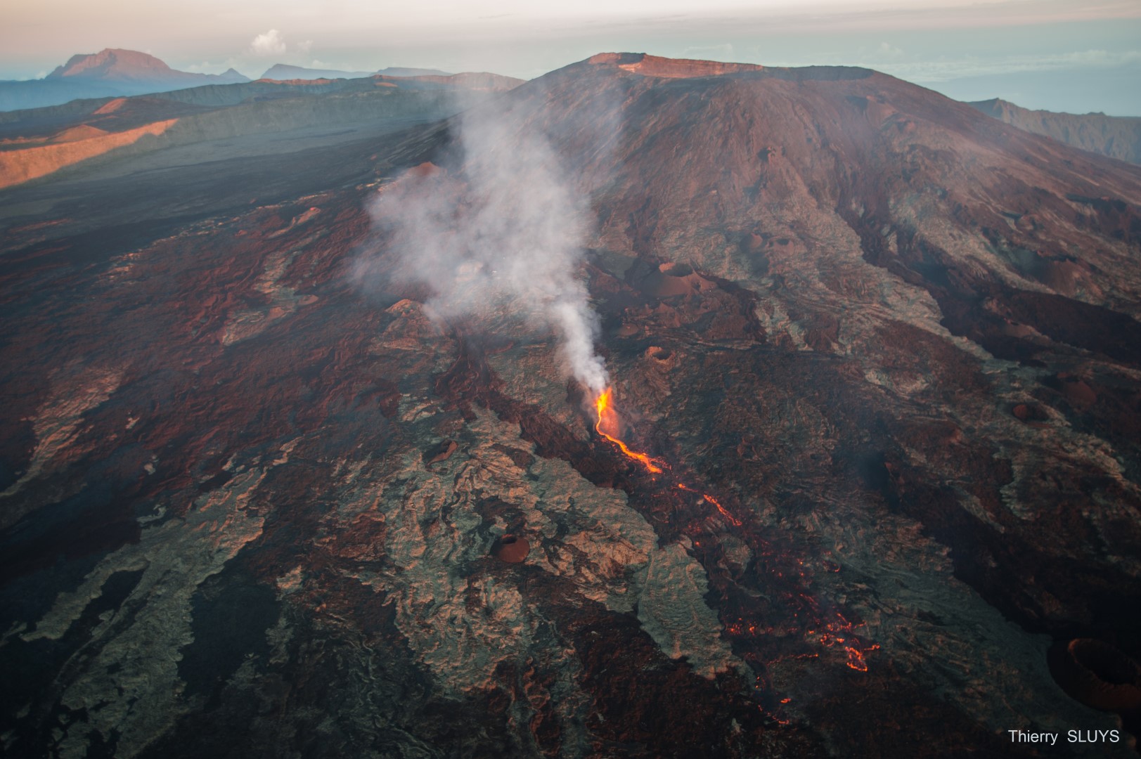 Piton de la Fournaise : Les premières images de l'éruption, le spectacle déjà au rendez-vous