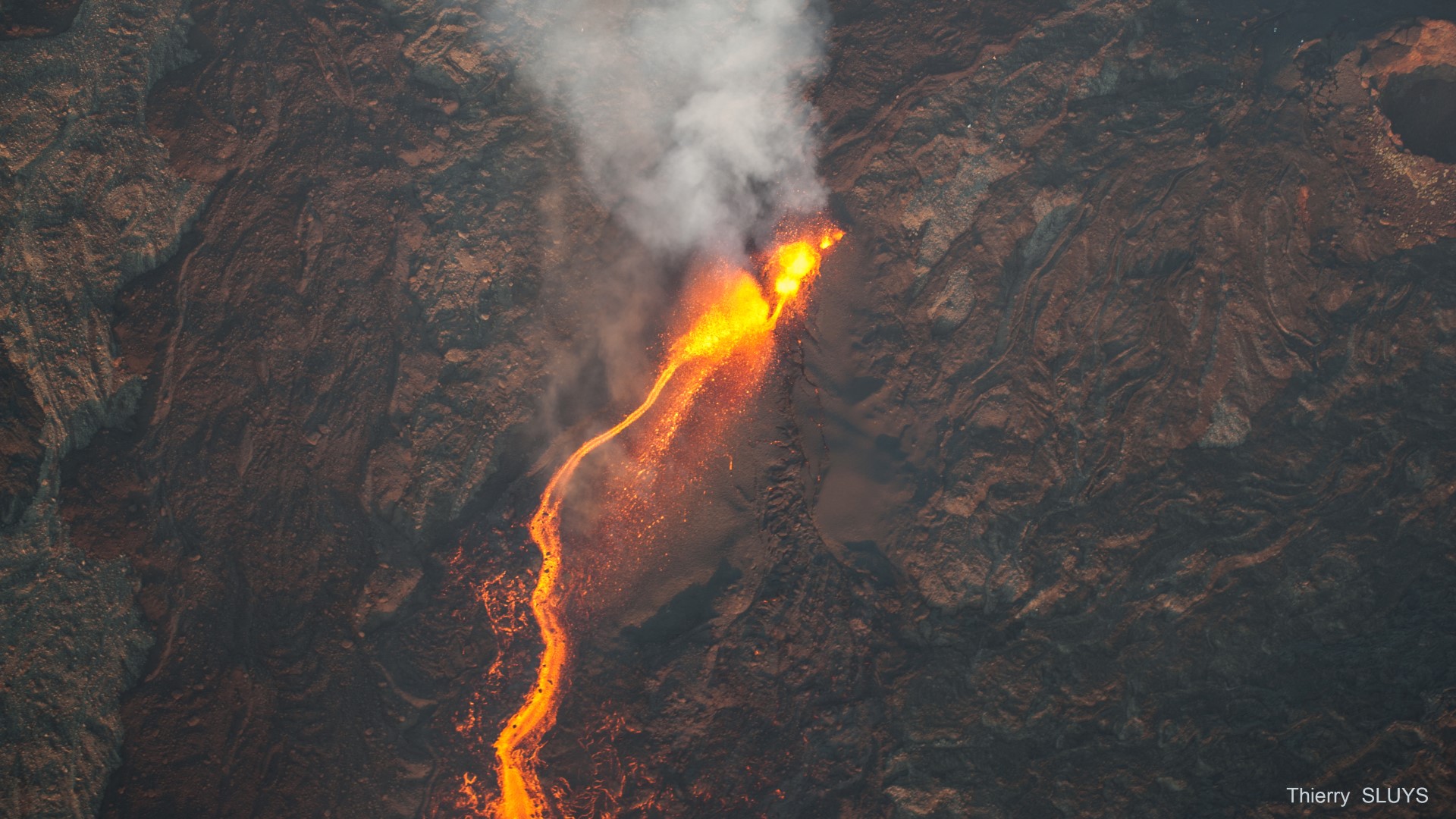 Piton de la Fournaise : Les premières images de l'éruption, le spectacle déjà au rendez-vous