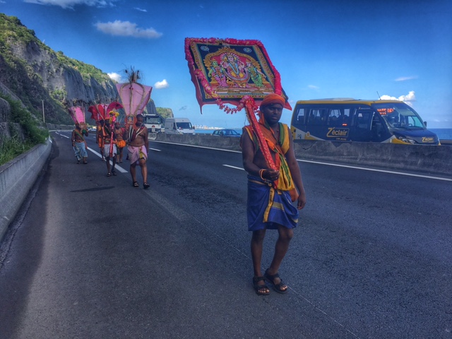 Procession tamoule sur la route du Littoral