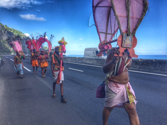 Procession tamoule sur la route du Littoral
