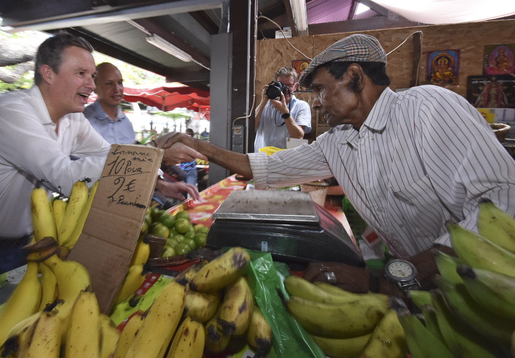 [RETOUR IMAGES] Nicolas Dupont-Aignan dans les allées du Petit-Marché à Saint-Denis