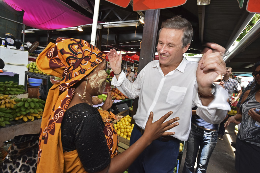 [RETOUR IMAGES] Nicolas Dupont-Aignan dans les allées du Petit-Marché à Saint-Denis