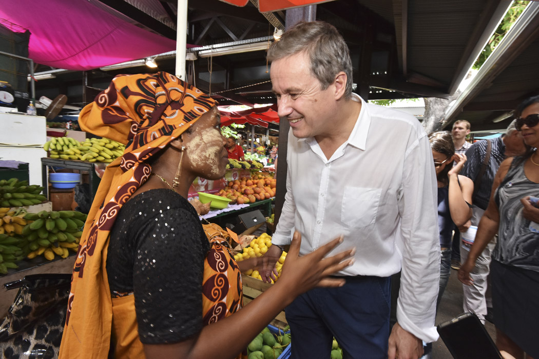 [RETOUR IMAGES] Nicolas Dupont-Aignan dans les allées du Petit-Marché à Saint-Denis