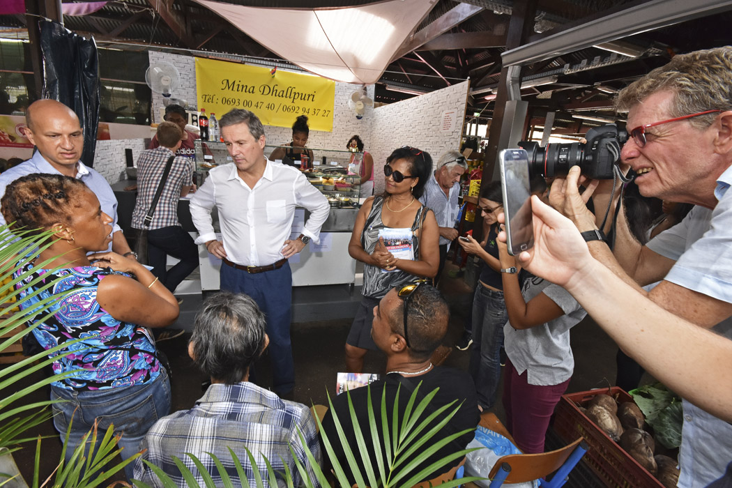 [RETOUR IMAGES] Nicolas Dupont-Aignan dans les allées du Petit-Marché à Saint-Denis