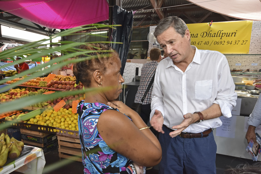 [RETOUR IMAGES] Nicolas Dupont-Aignan dans les allées du Petit-Marché à Saint-Denis