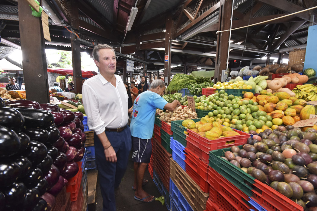[RETOUR IMAGES] Nicolas Dupont-Aignan dans les allées du Petit-Marché à Saint-Denis