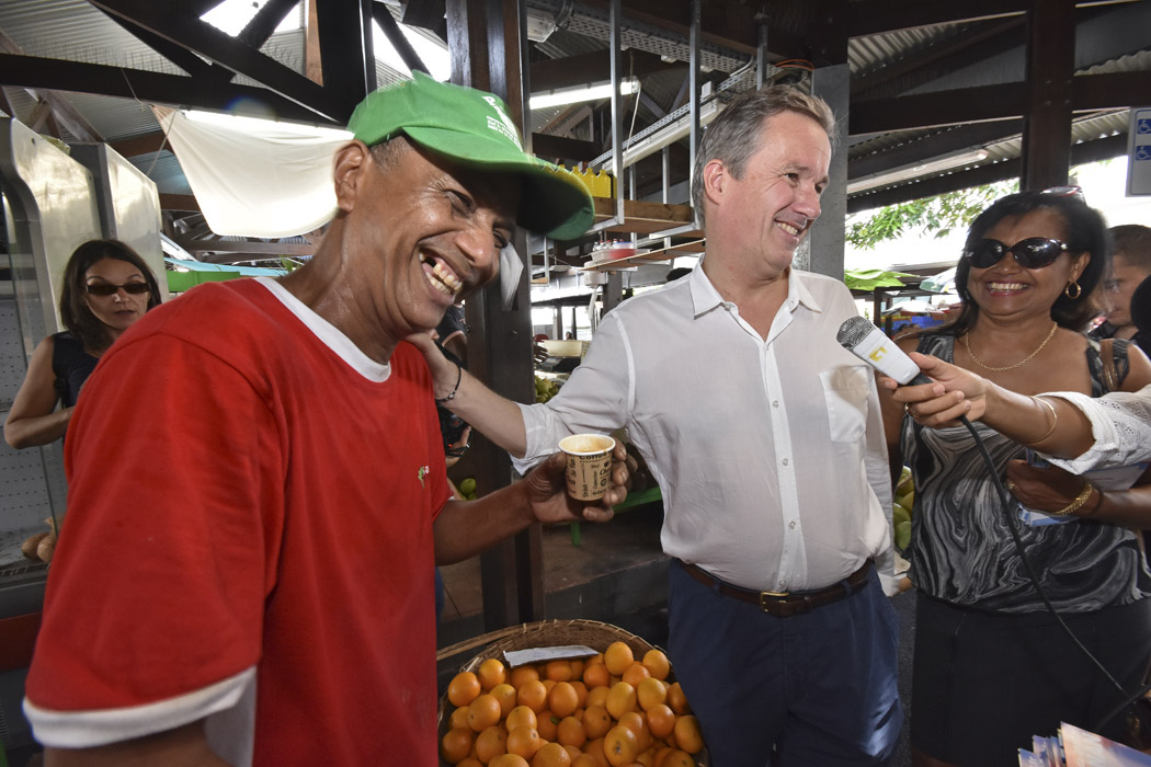 [RETOUR IMAGES] Nicolas Dupont-Aignan dans les allées du Petit-Marché à Saint-Denis