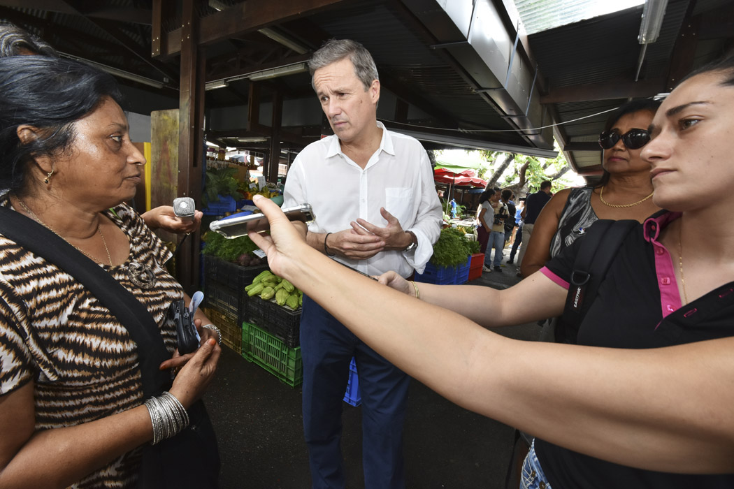 [RETOUR IMAGES] Nicolas Dupont-Aignan dans les allées du Petit-Marché à Saint-Denis
