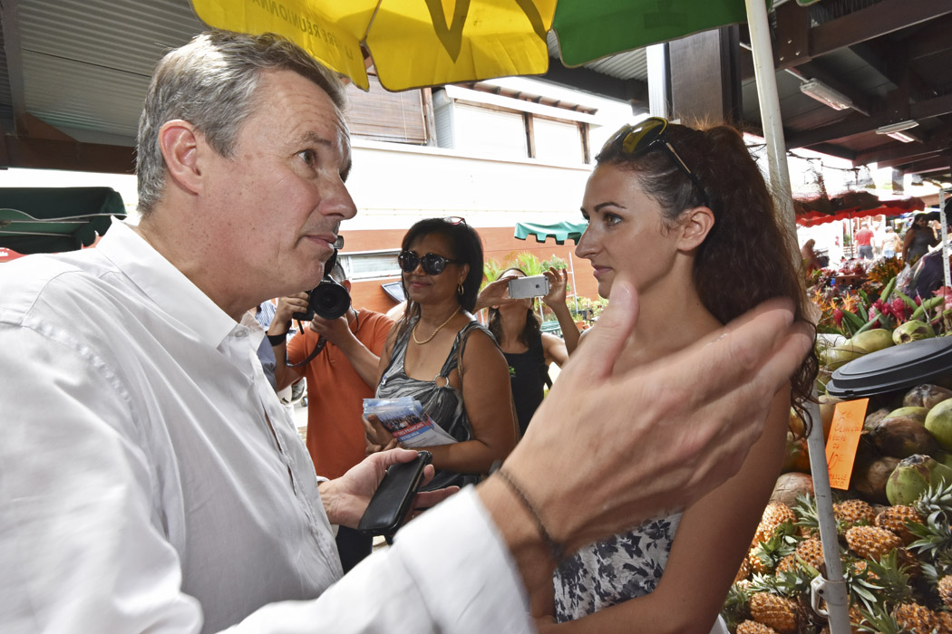 [RETOUR IMAGES] Nicolas Dupont-Aignan dans les allées du Petit-Marché à Saint-Denis