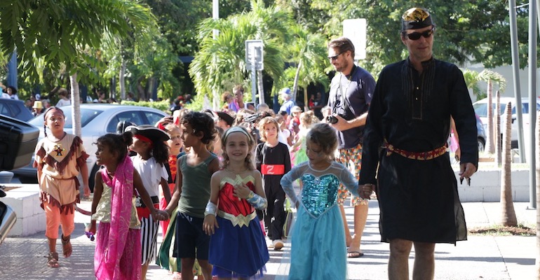 Carnaval haut en couleurs dans les rues de Saint-Paul