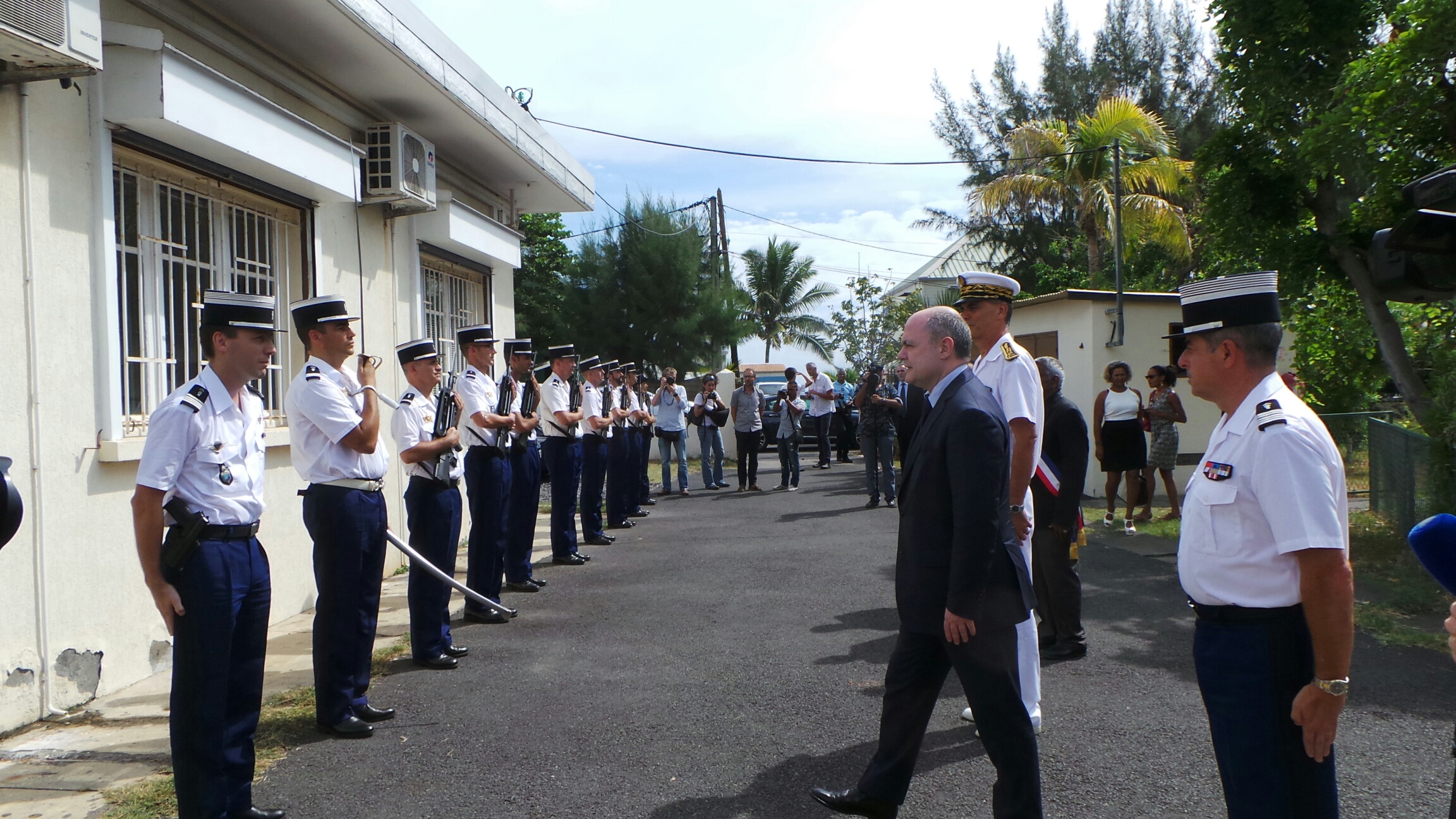 Gendarmes et policiers de l'ouest soumettent leur réalité à Bruno Le Roux