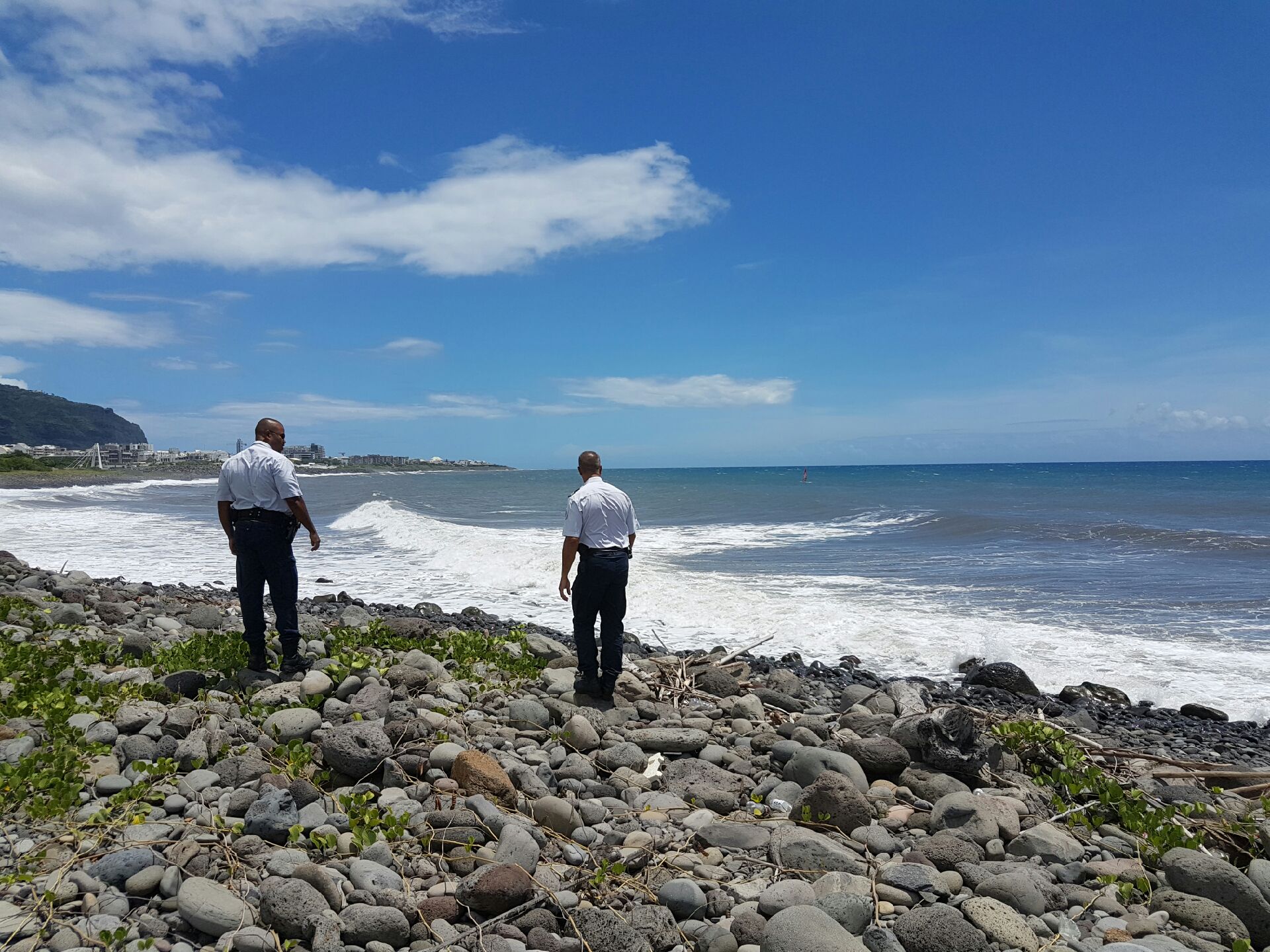 Interpellation d’un windsurfeur devant les banians à Saint-Denis