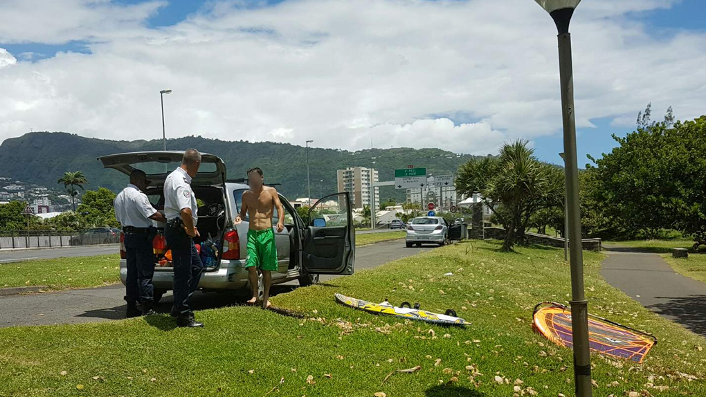 Interpellation d’un windsurfeur devant les banians à Saint-Denis