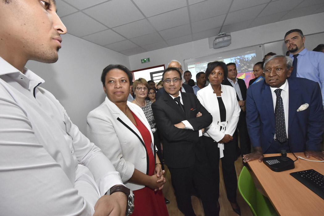 Retour en images: Hélène Geoffroy inaugure l'école numérique de Saint-André