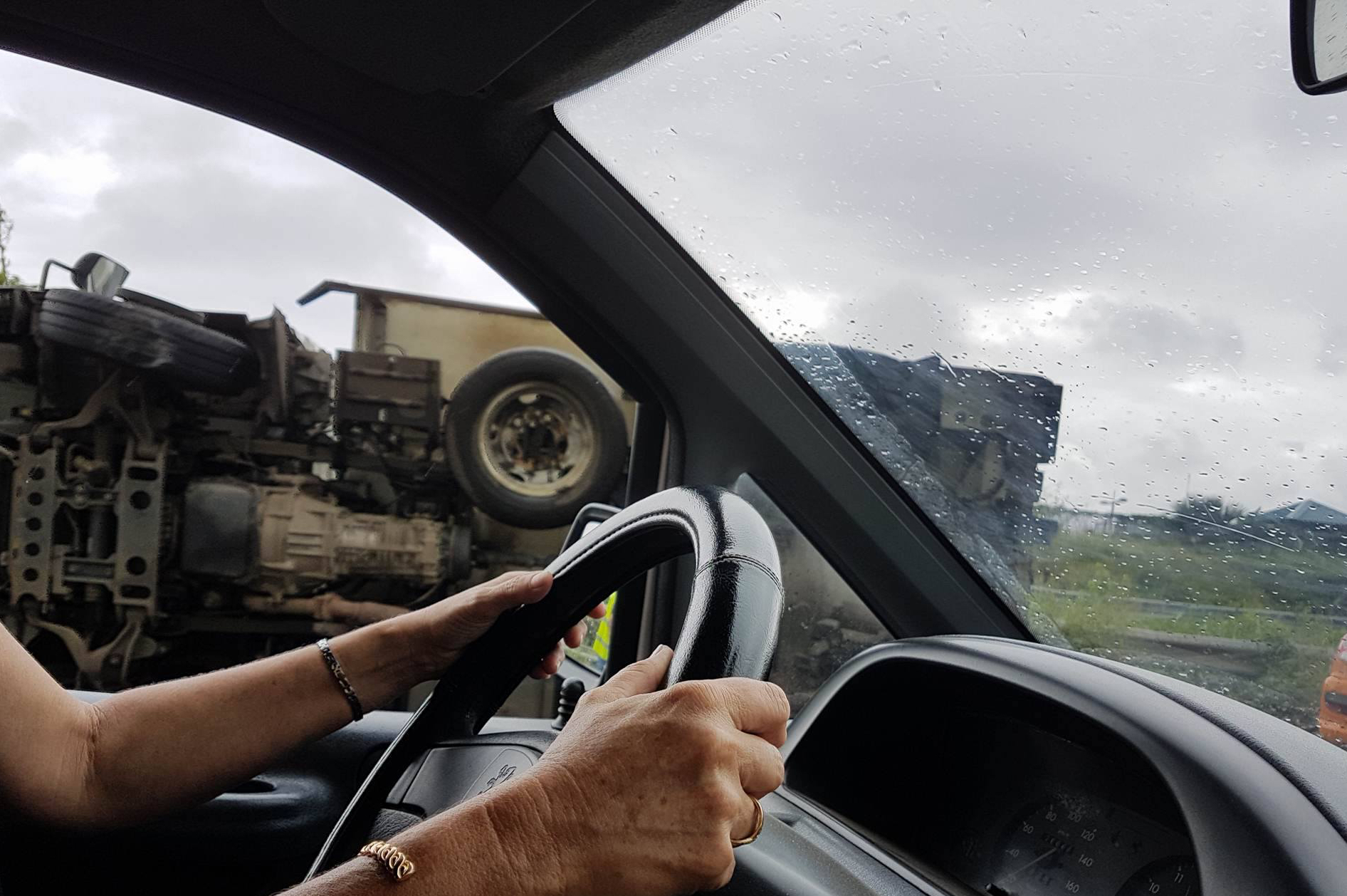 Un camion frigorifique chavire sur la quatre voies de la Possession