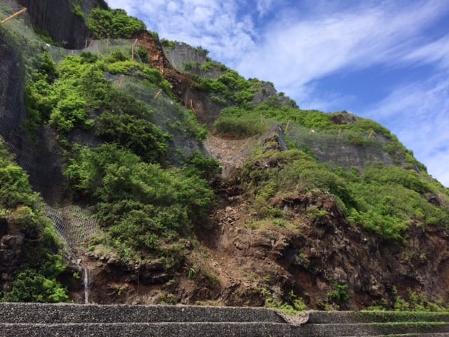 [Photos] Un préfabriqué du chantier de la Nouvelle route du Littoral détruit par un bloc rocheux