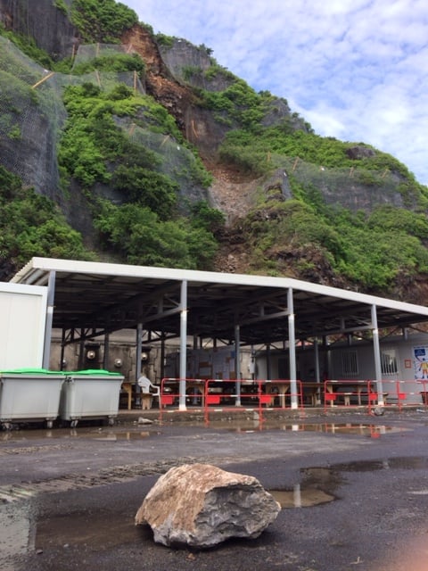 [Photos] Un préfabriqué du chantier de la Nouvelle route du Littoral détruit par un bloc rocheux