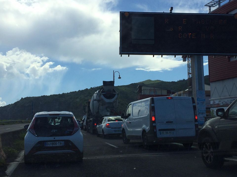Route du Littoral basculée: Des embouteillages à la sortie Ouest de St-Denis