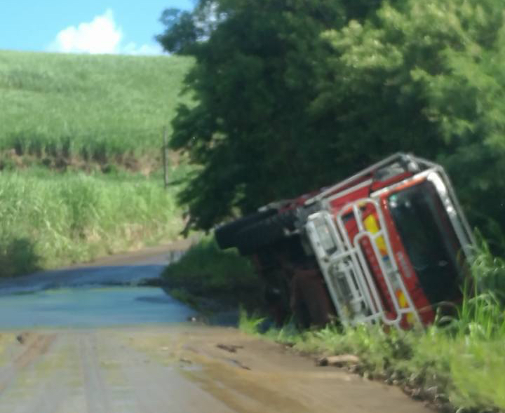 Sainte-Suzanne: Un camion-citerne des pompiers bascule