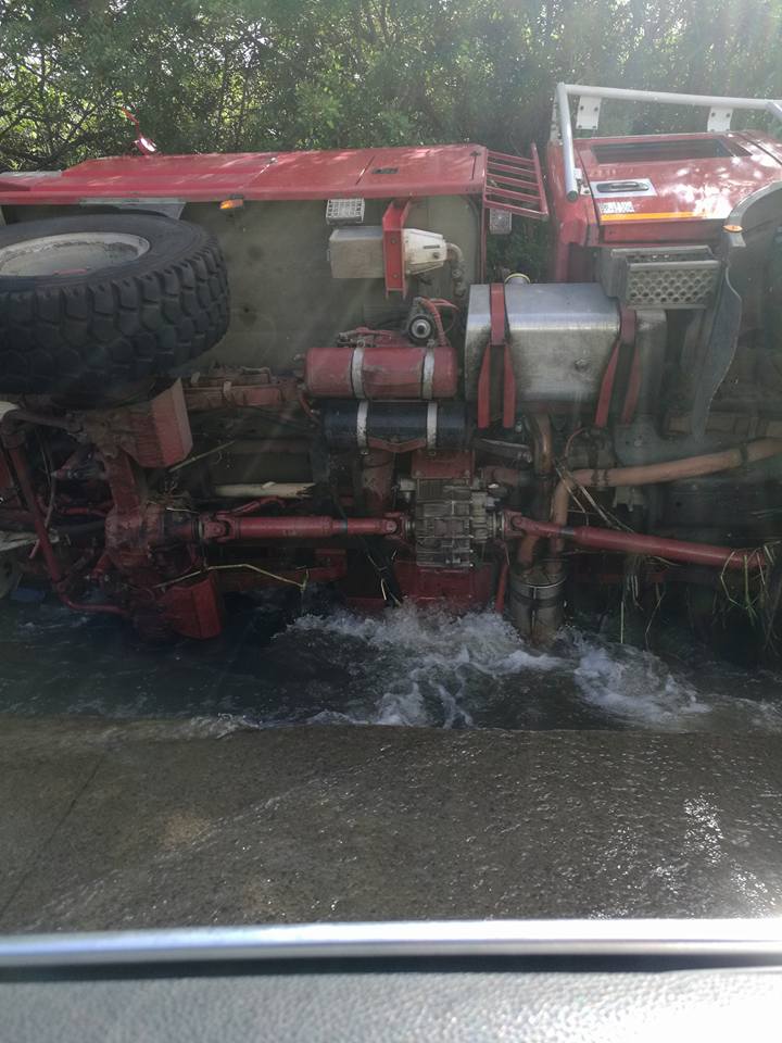 Sainte-Suzanne: Un camion-citerne des pompiers bascule