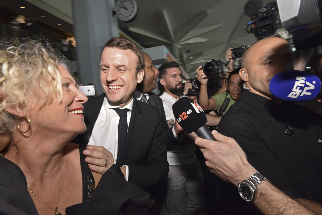 [Retour images] La Macron mania commence dès l'aéroport 