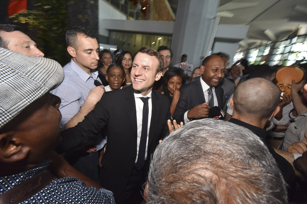 [Retour images] La Macron mania commence dès l'aéroport 