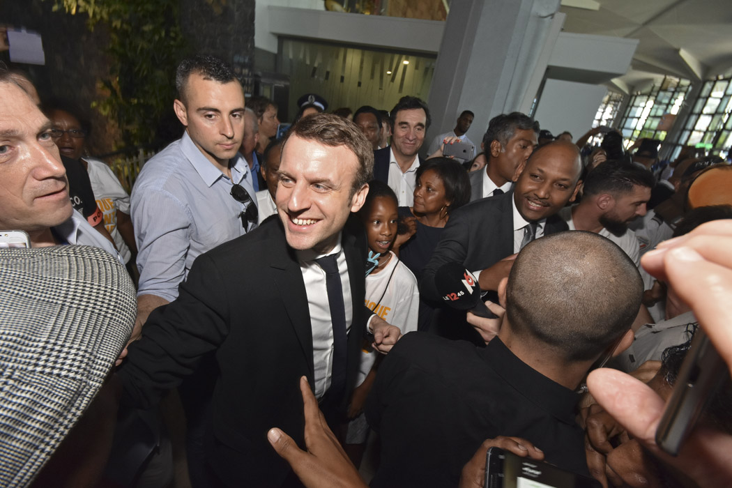 [Retour images] La Macron mania commence dès l'aéroport 