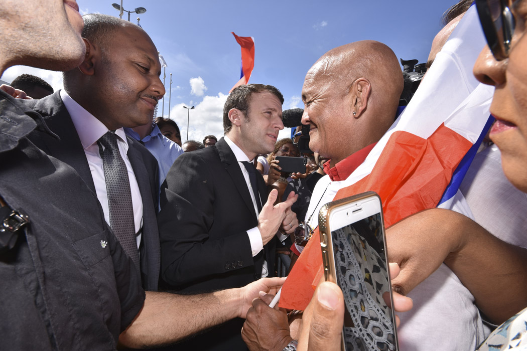 [Retour images] La Macron mania commence dès l'aéroport 