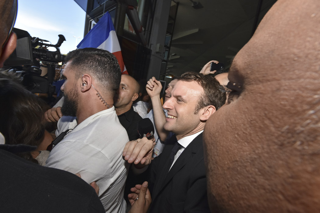 [Retour images] La Macron mania commence dès l'aéroport 
