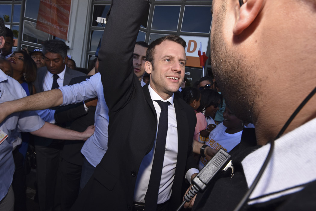 [Retour images] La Macron mania commence dès l'aéroport 