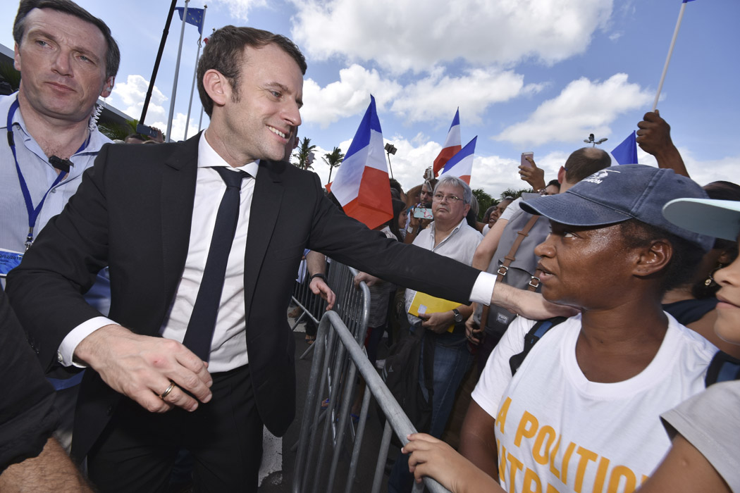 [Retour images] La Macron mania commence dès l'aéroport 
