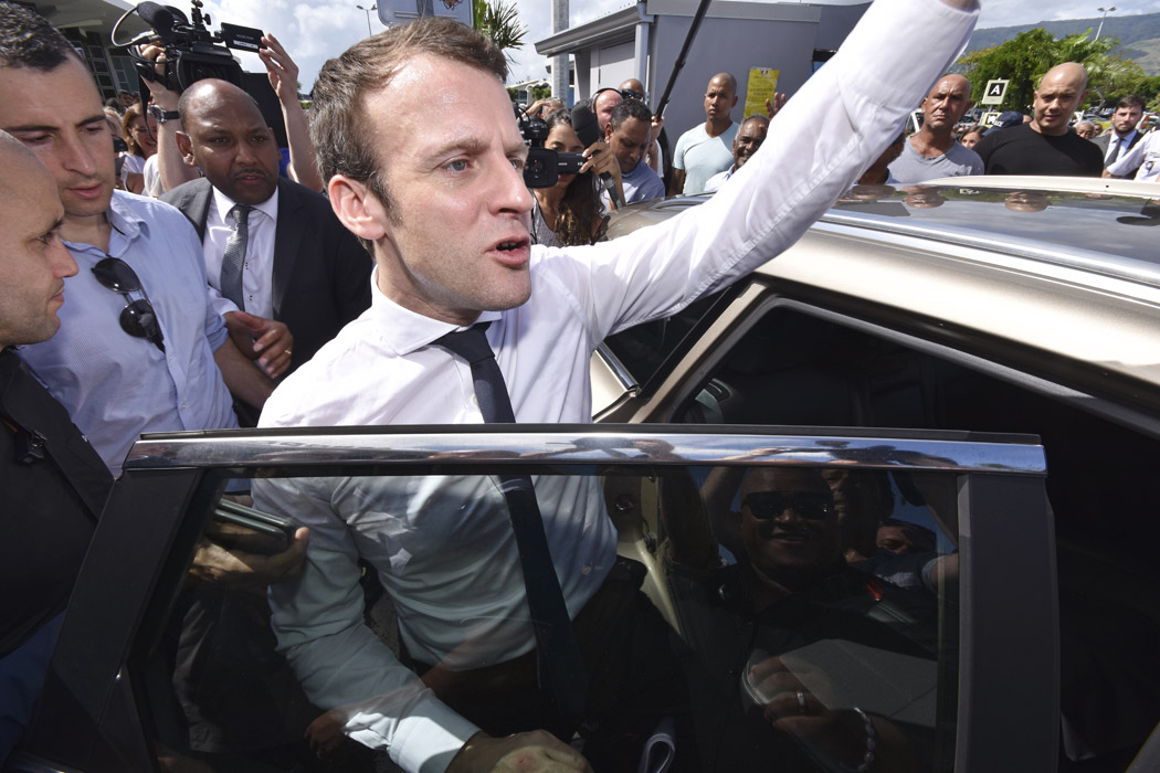[Retour images] La Macron mania commence dès l'aéroport 