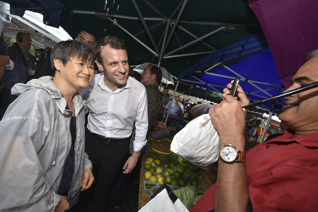 Emmanuel Macron visite le marché forain du Chaudron