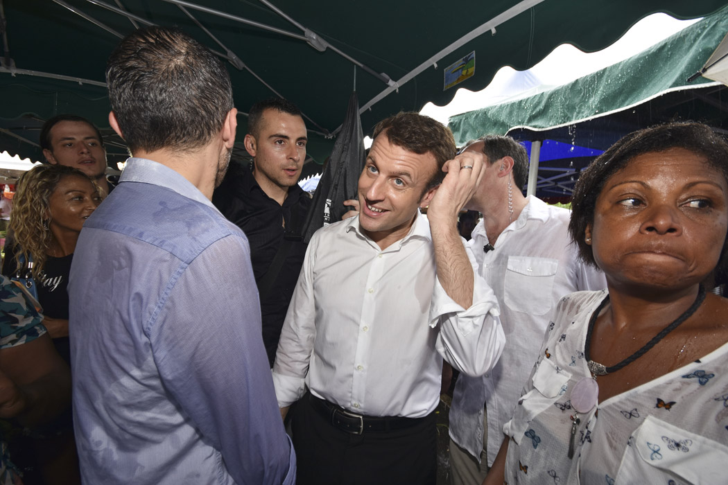 Emmanuel Macron visite le marché forain du Chaudron
