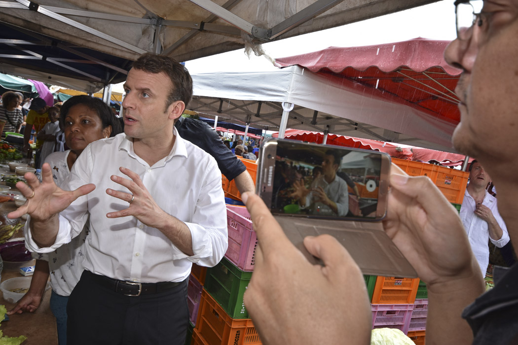 Emmanuel Macron visite le marché forain du Chaudron