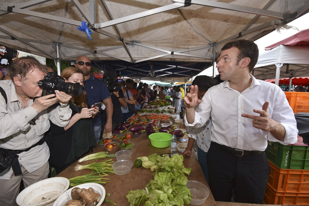 Emmanuel Macron visite le marché forain du Chaudron