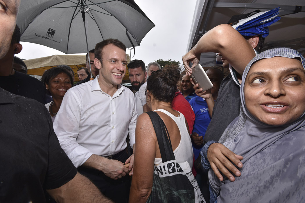 Emmanuel Macron visite le marché forain du Chaudron