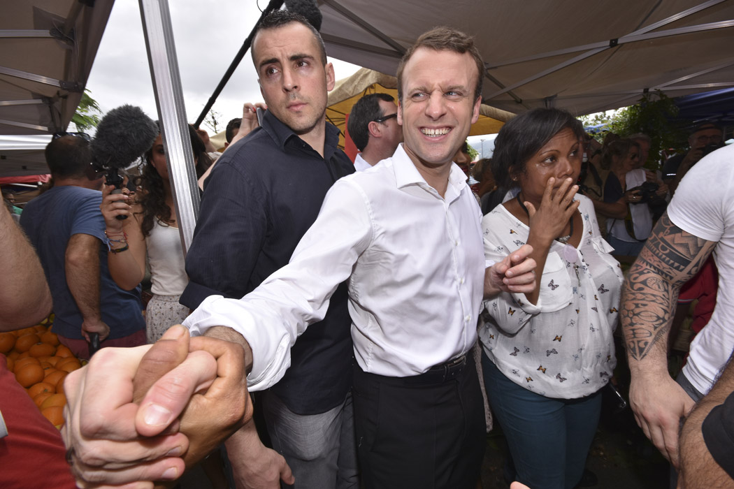 Emmanuel Macron visite le marché forain du Chaudron