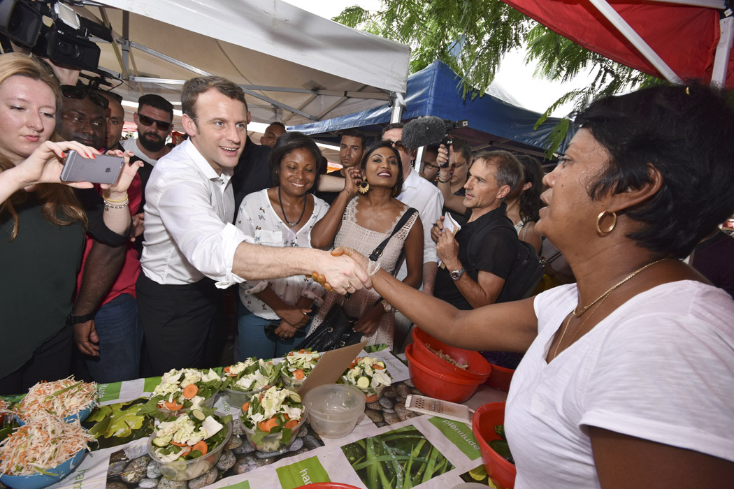 Emmanuel Macron visite le marché forain du Chaudron